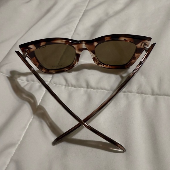 QUAY SUNGLASSES - Picture 5 of 6